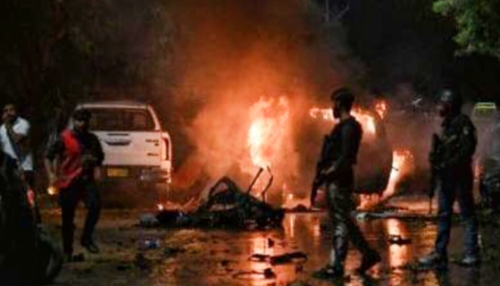 കറാച്ചി വിമാനത്താവളത്തിന് പുറത്ത് വൻ സ്ഫോടനം; 2 മരണം