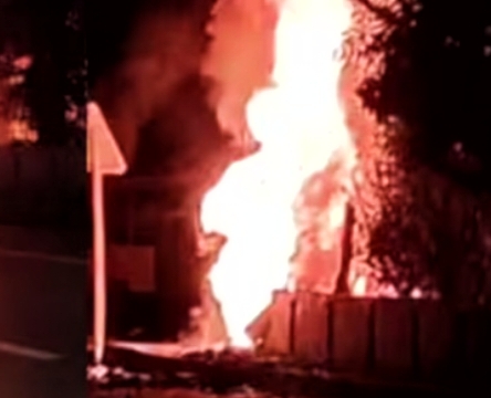 ശബരിമല തീർത്ഥാടകരുടെ കാർ കത്തി നശിച്ചു.