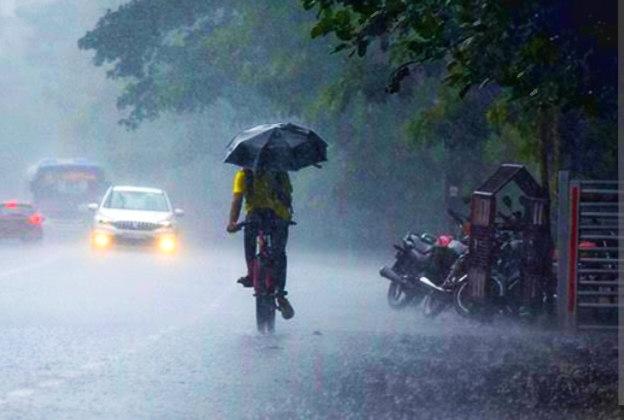 കേരളത്തിൽ അതീവ മഴയ്ക്ക് സാധ്യത മൂന്ന് ജില്ലകളിൽ റെഡ് അലർട്ടും അഞ്ച് ജില്ലകളിൽ ഓറഞ്ച് അലർട്ടും.