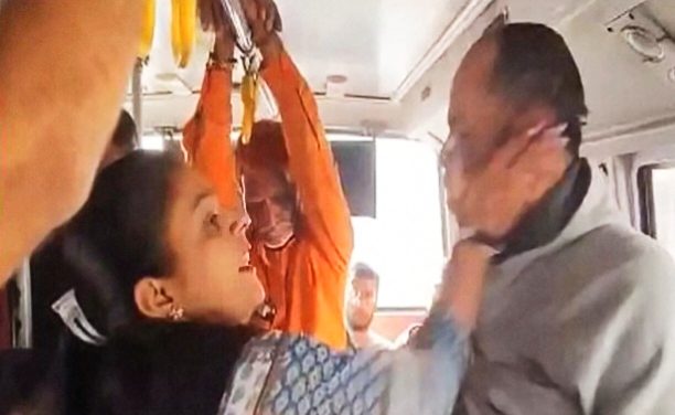 മദ്യപാനി ബസ്സിൽ വെച്ച് ഉപദ്രവിച്ചു:&nbsp;&nbsp; 26 തവണ കരണത്തടിച്ച് അധ്യാപിക.